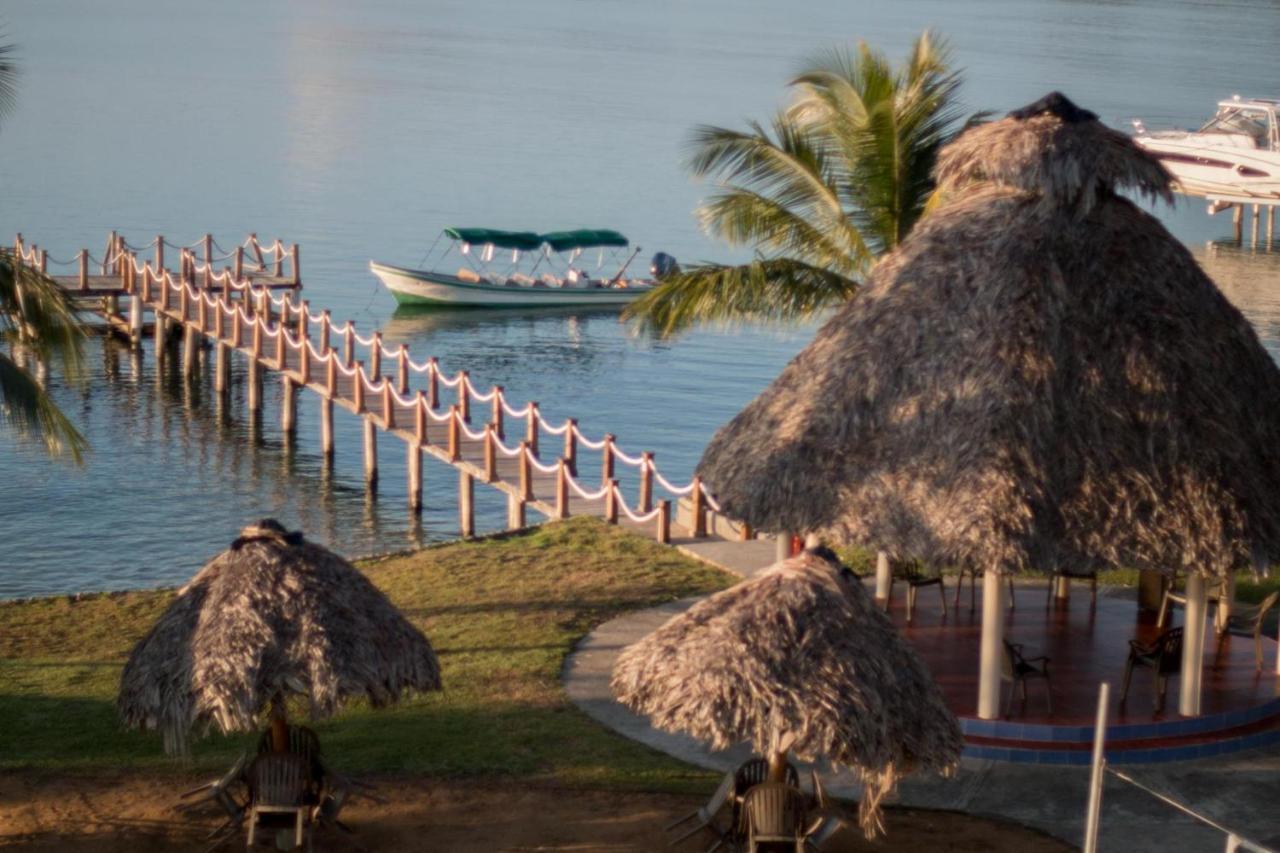 Playa Tortuga Hotel And Beach Resort Bocas del Toro Exteriör bild